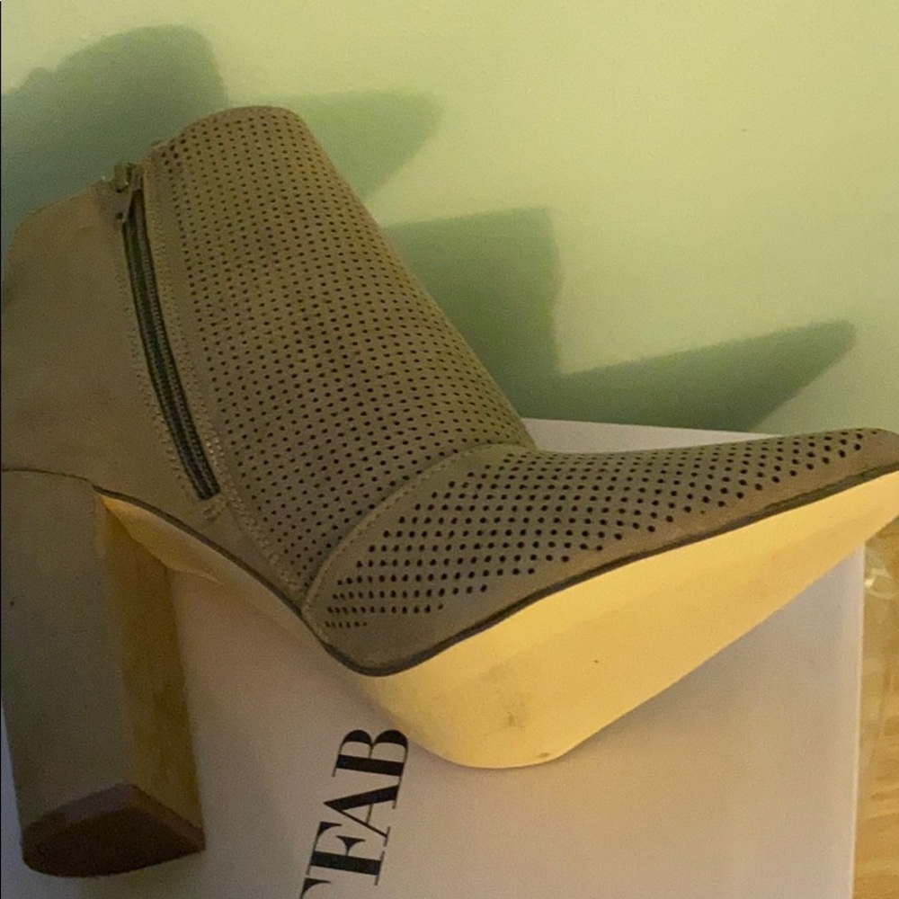Women’s Bootie - Picture 4 of 8